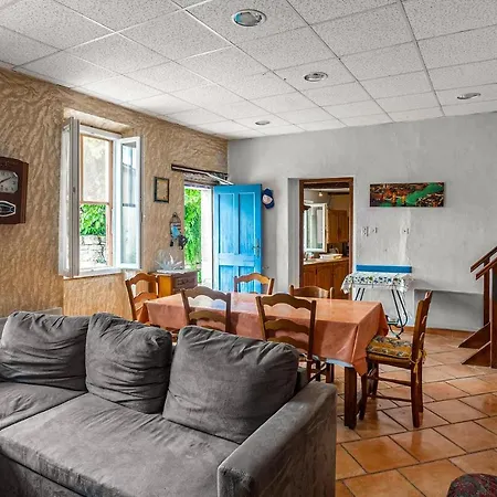 Holiday home Lovely In With Kitchen